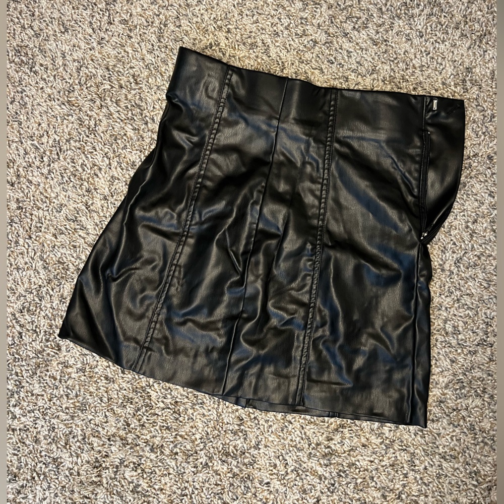 Zara
Black leather skirt